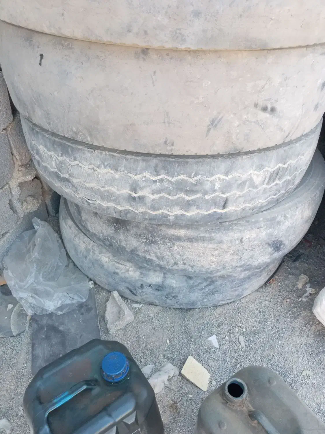 لاستیک ۲۴ و مقداری لوازم|قطعات یدکی و لوازم جانبی|اصفهان, باغ فدک|دیوار