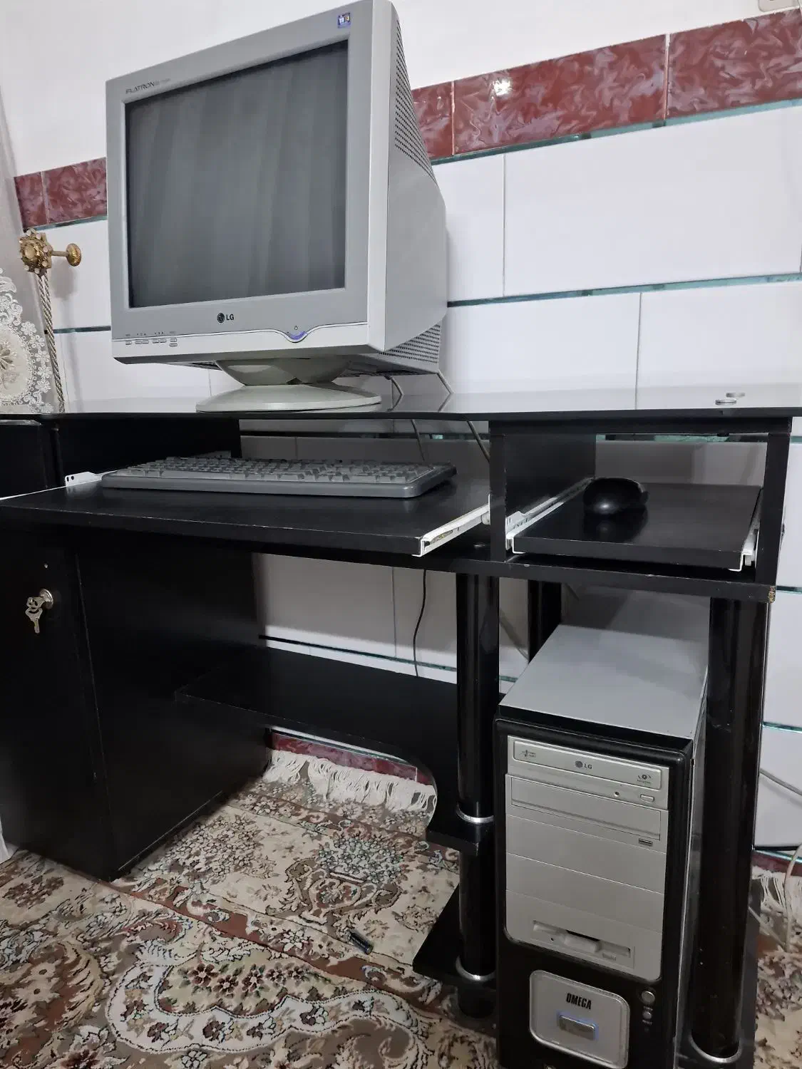 کامپیوتر و میز کامپیوتر|میز تحریر و کامپیوتر|فلاورجان, |دیوار