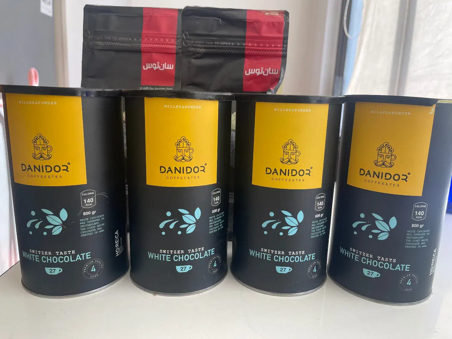 ۶ عددوایت چاکلت سانتو‌س ودنیور۱۳ عددهات چاکلت شیلر|خوردنی و آشامیدنی|تهران, شهرک غرب|دیوار