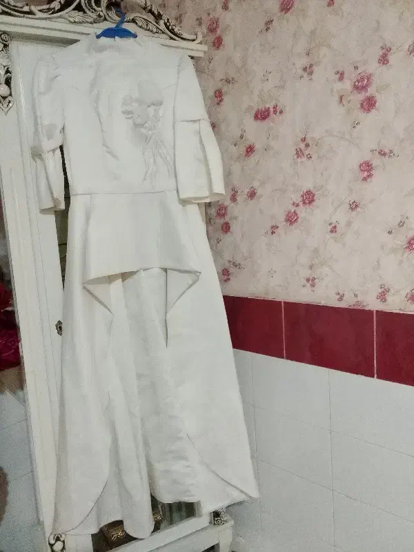 لباس عقد و جشن نامزدی|لباس|میانه, |دیوار