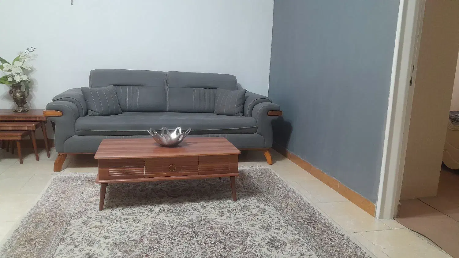 مبل به همراه جلو مبلی و سه عدد عسلی|مبلمان خانگی و میز عسلی|رشت, انصاری|دیوار