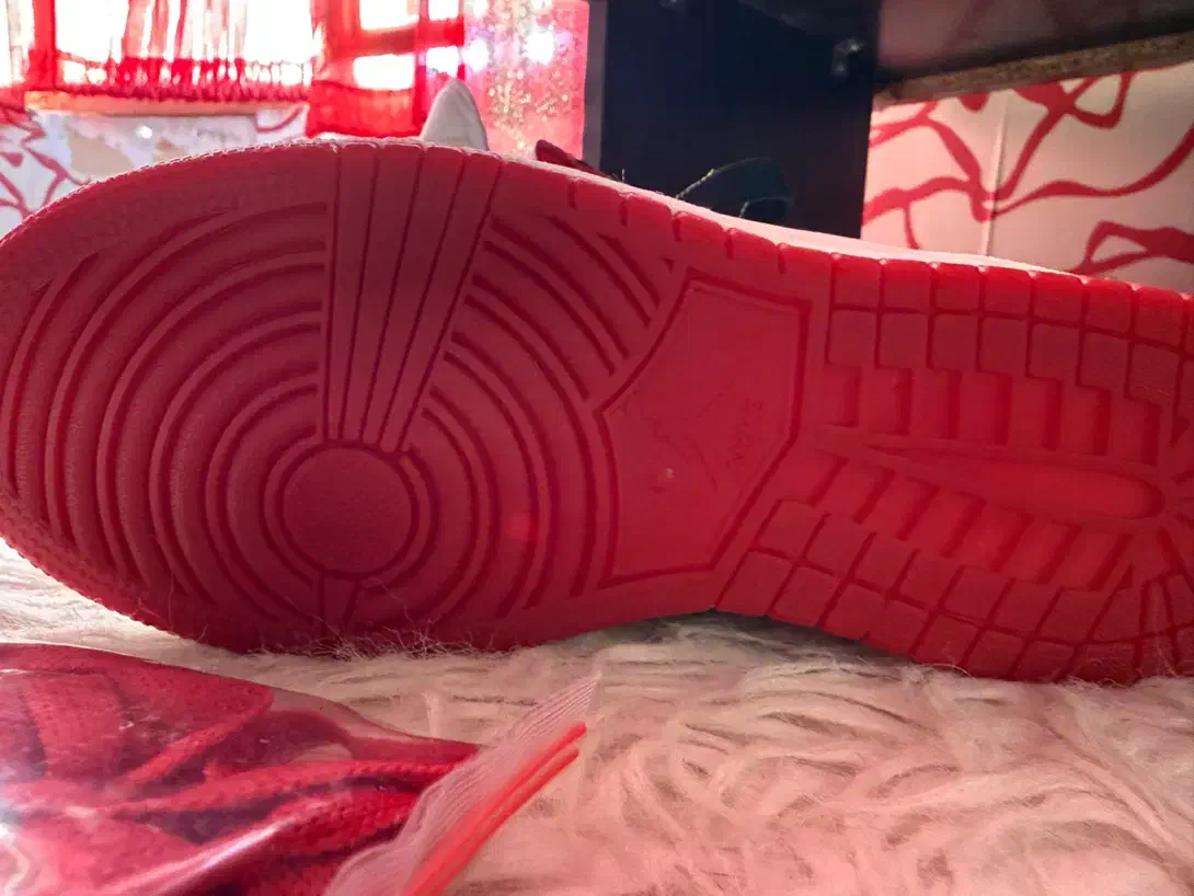 کتونی نایک جردن قرمز|کیف، کفش، کمربند|هشتگرد, هیو|دیوار