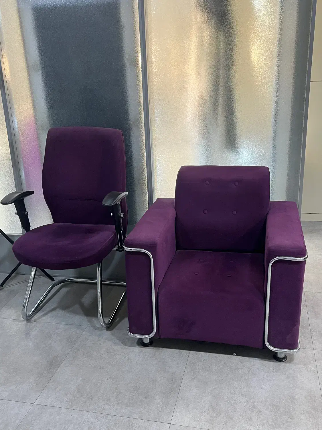 فروش مبل اداری ۵ تیکه به همراه میز شیشه ای|مبلمان اداری|کرج, گوهردشت|دیوار