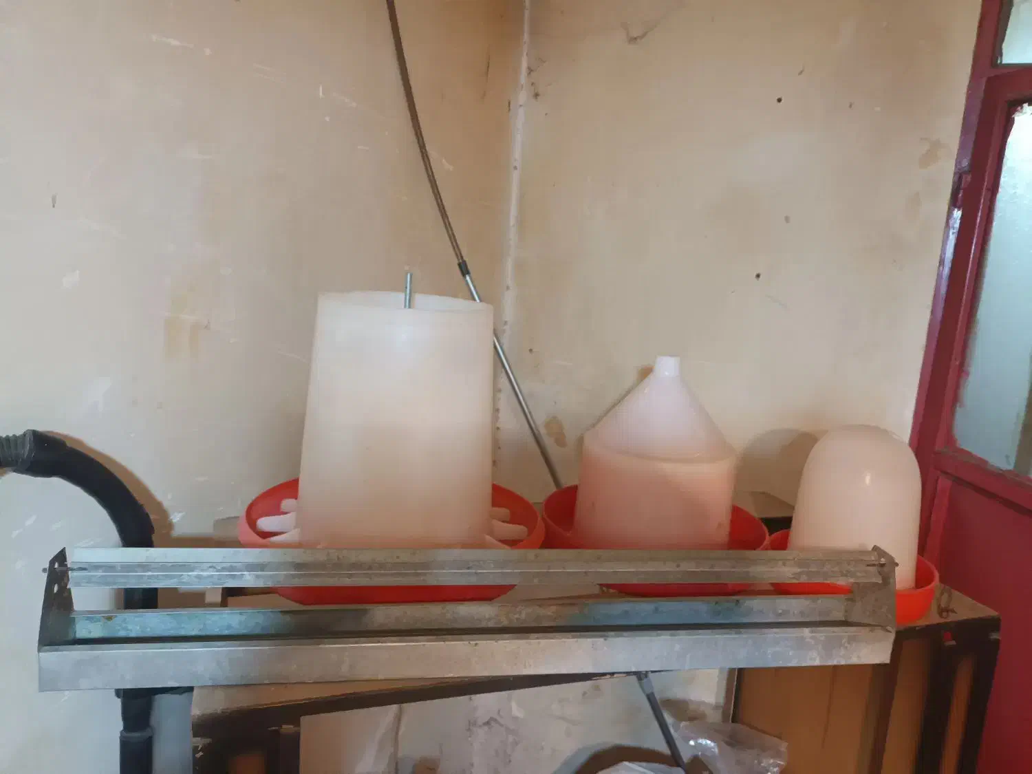 دان خوری و آب خوری مرغ و جوجه|لوازم جانبی حیوانات|تبریز, |دیوار