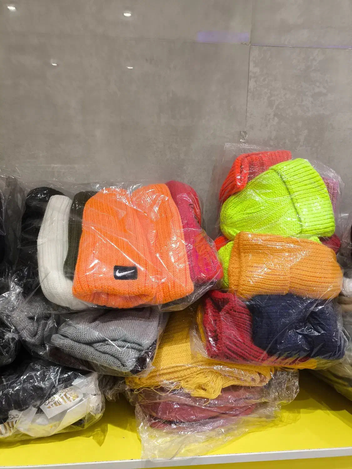 کلاه-شال گردن|کیف، کفش، کمربند|شیراز, زند|دیوار