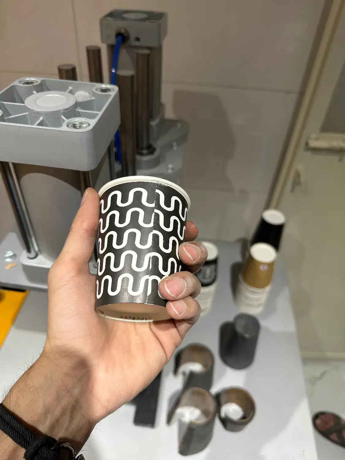 دستگاه ساخت لیوان دو-سه جداره کاغذی شرکت TFT Dm200|ماشینآلات صنعتی|شیراز, انجیره|دیوار