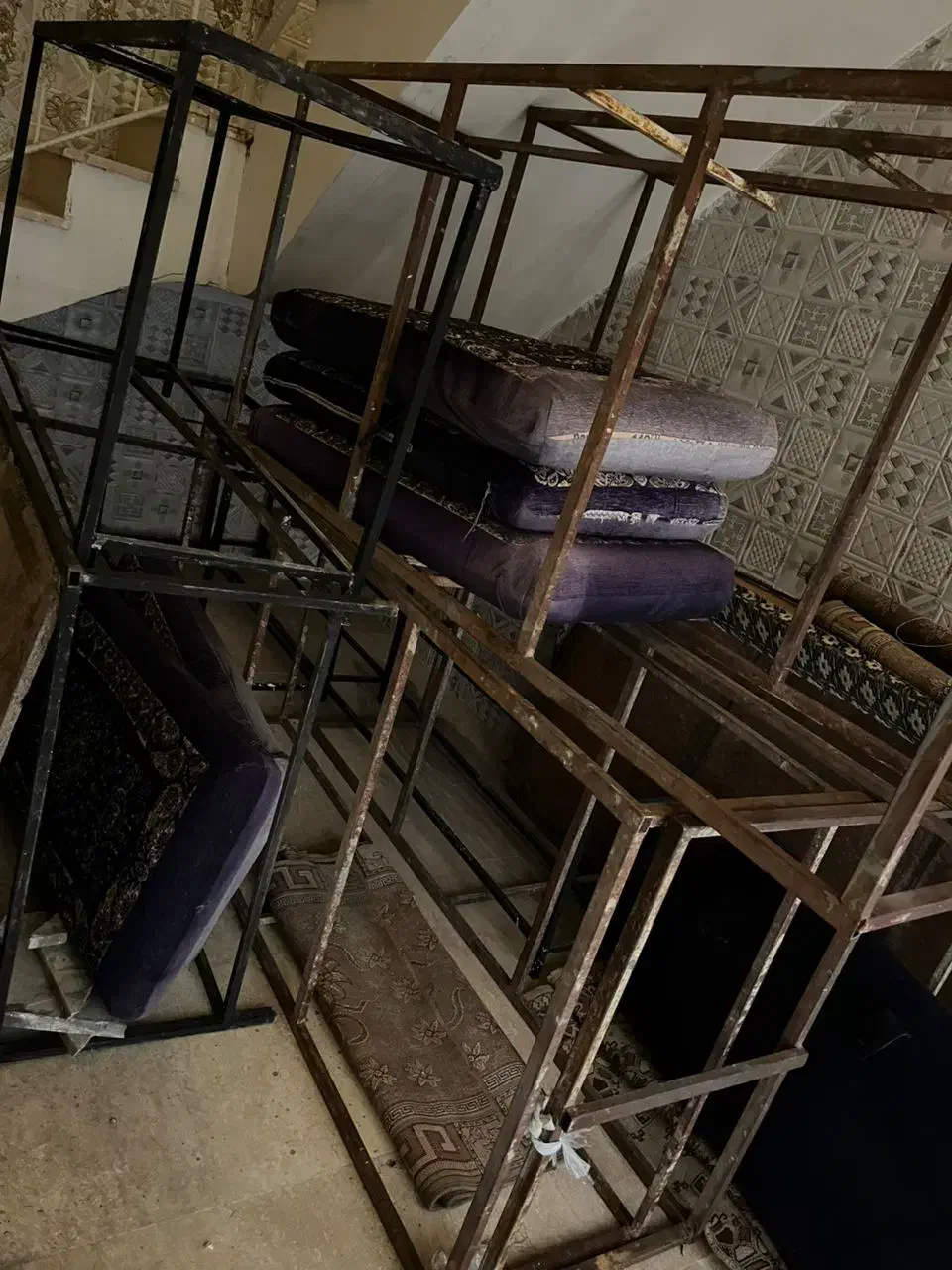 تخت و میز آهنی|تخت و سرویس خواب|قرچک, مهدیه|دیوار