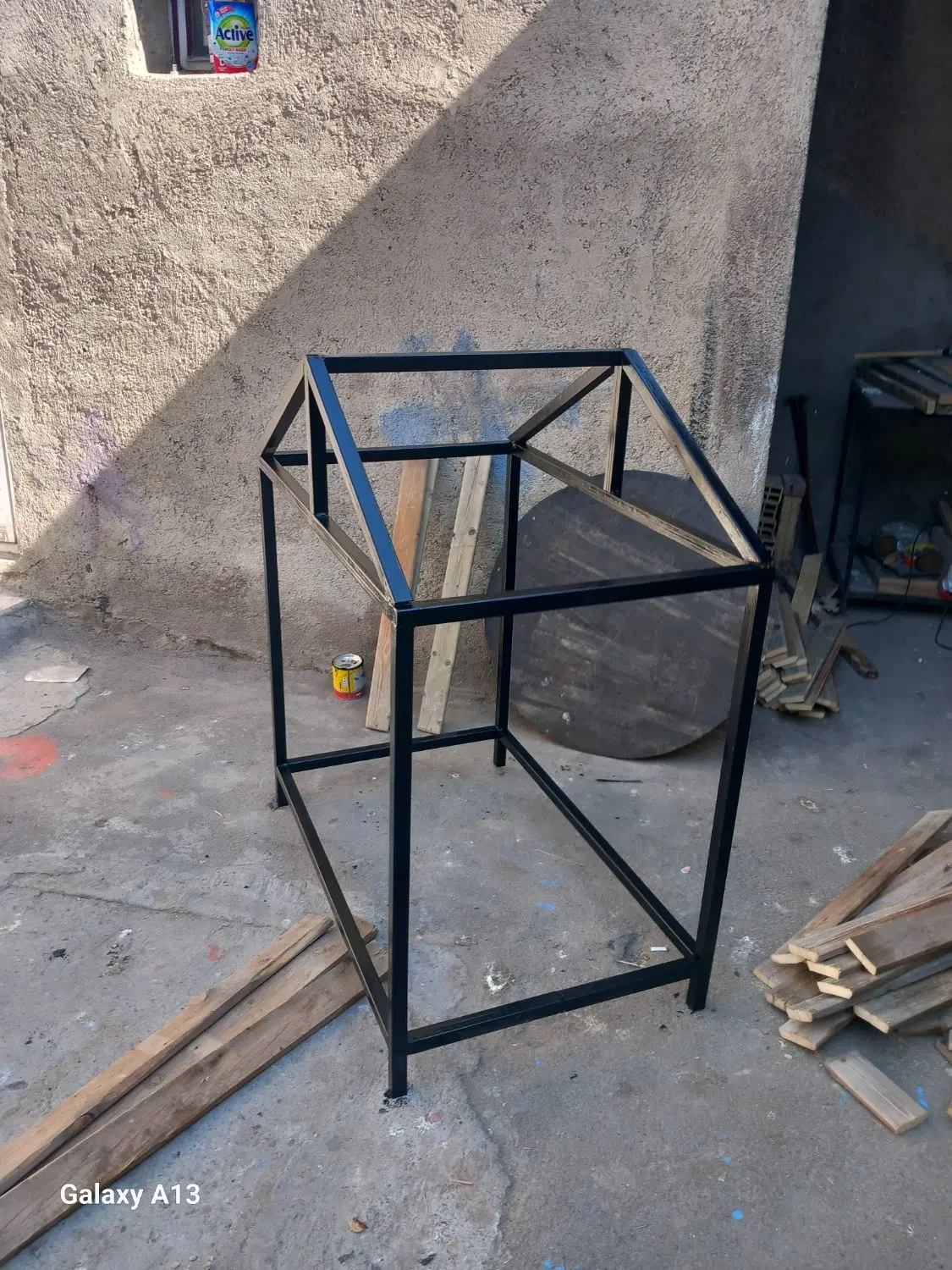 ساخت تخت سنتی اهنی کامل رنگ شده باچوب روی روسی|مبلمان خانگی و میز عسلی|تبریز, |دیوار