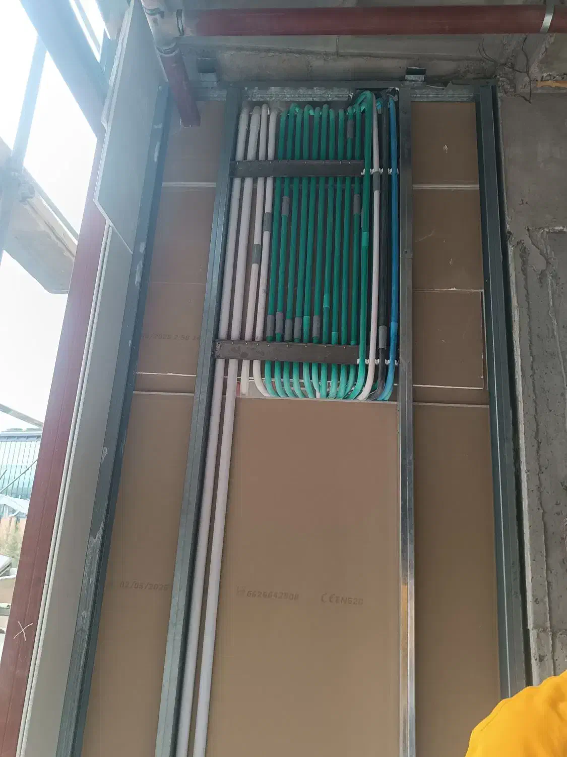 نیازمند برقکار ماهر و نیمه ماهر با اسکان|استخدام معماری، عمران و ساختمانی|پردیس, فاز ۴|دیوار