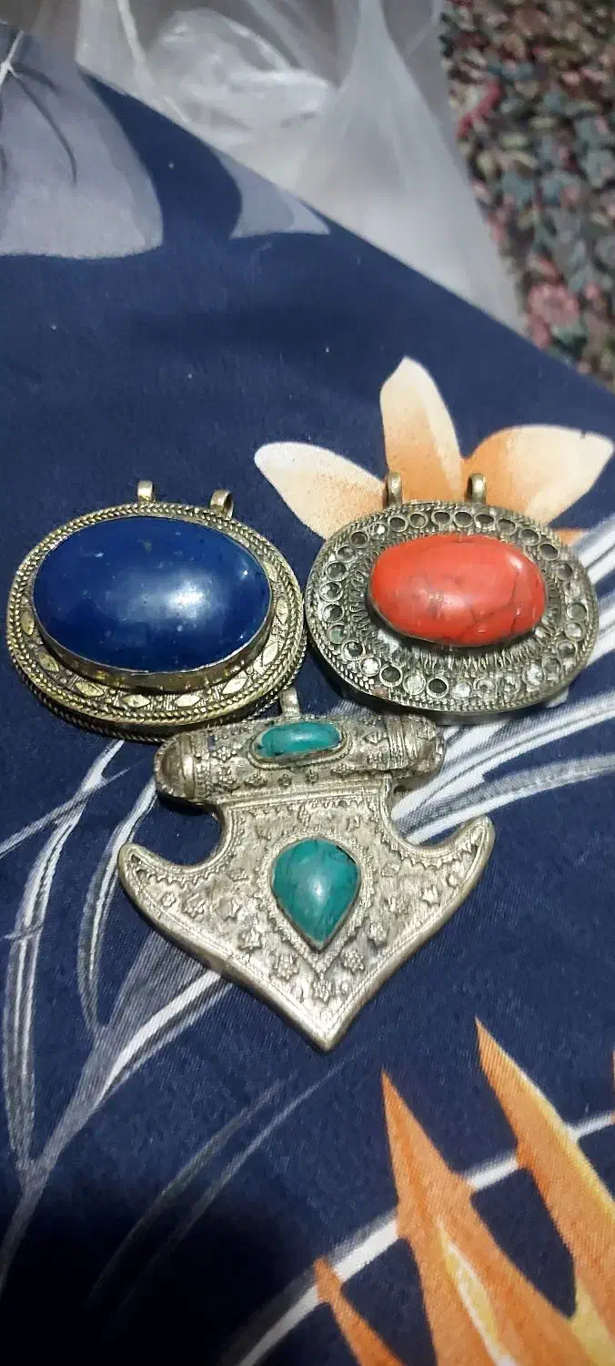 سه عدد گردن آویز ورشو با سنگهای معدنی اصلی فروشی|بدلیجات|رفسنجان, |دیوار