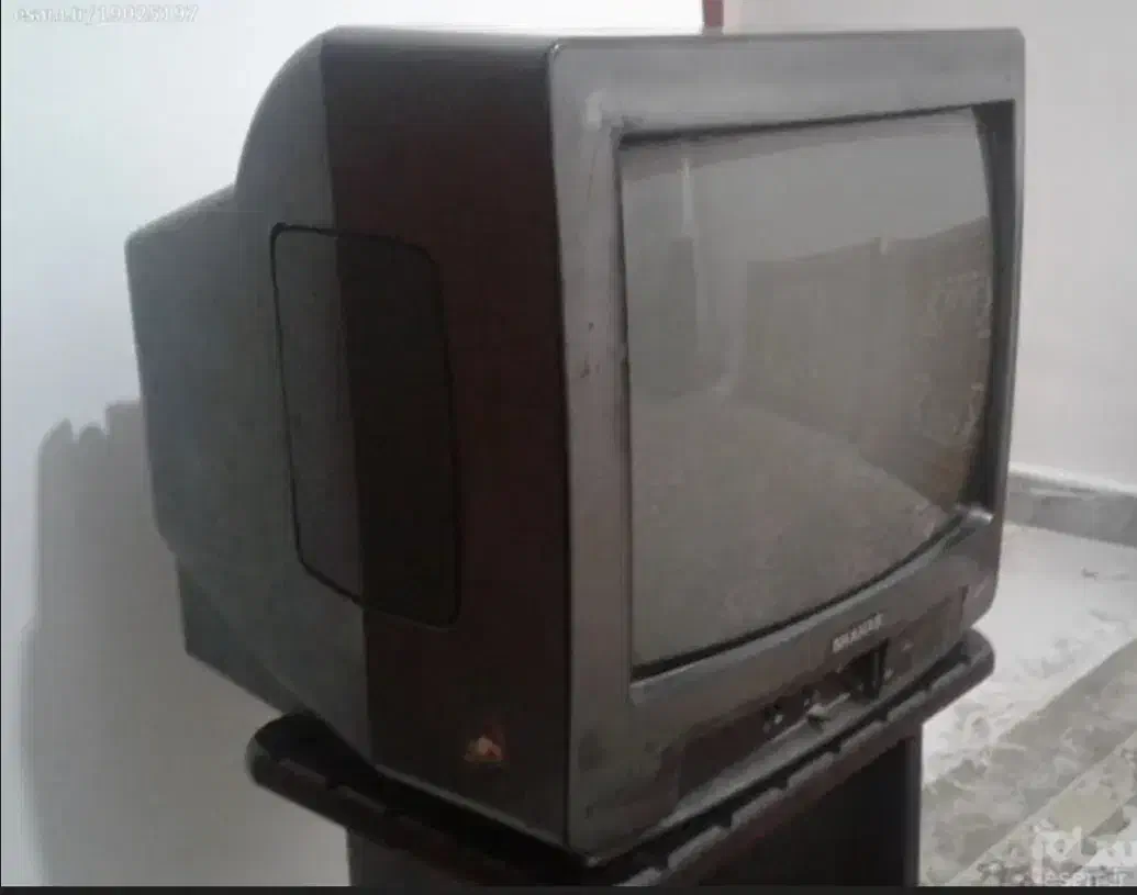 تلویزیون رنگی قدیمی|کلکسیون اشیاء عتیقه|اراک, |دیوار