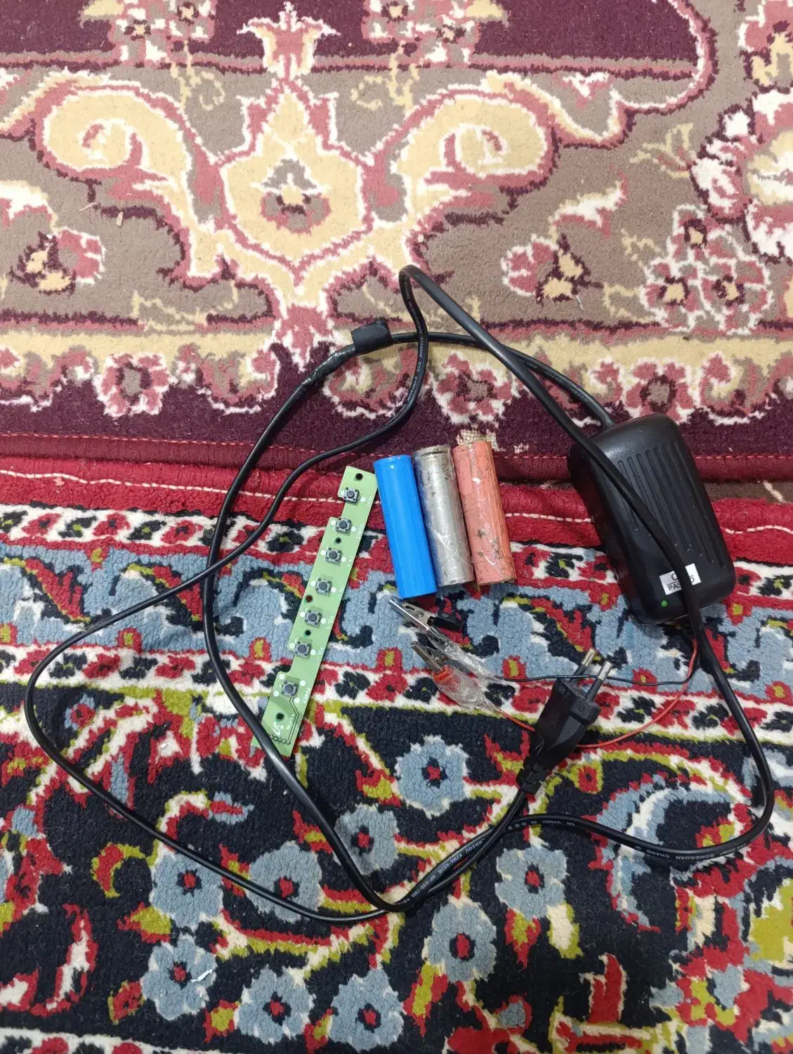 آداپتور 12ولت وباطری لیتیومی|قطعات و لوازم جانبی رایانه|سنندج, |دیوار