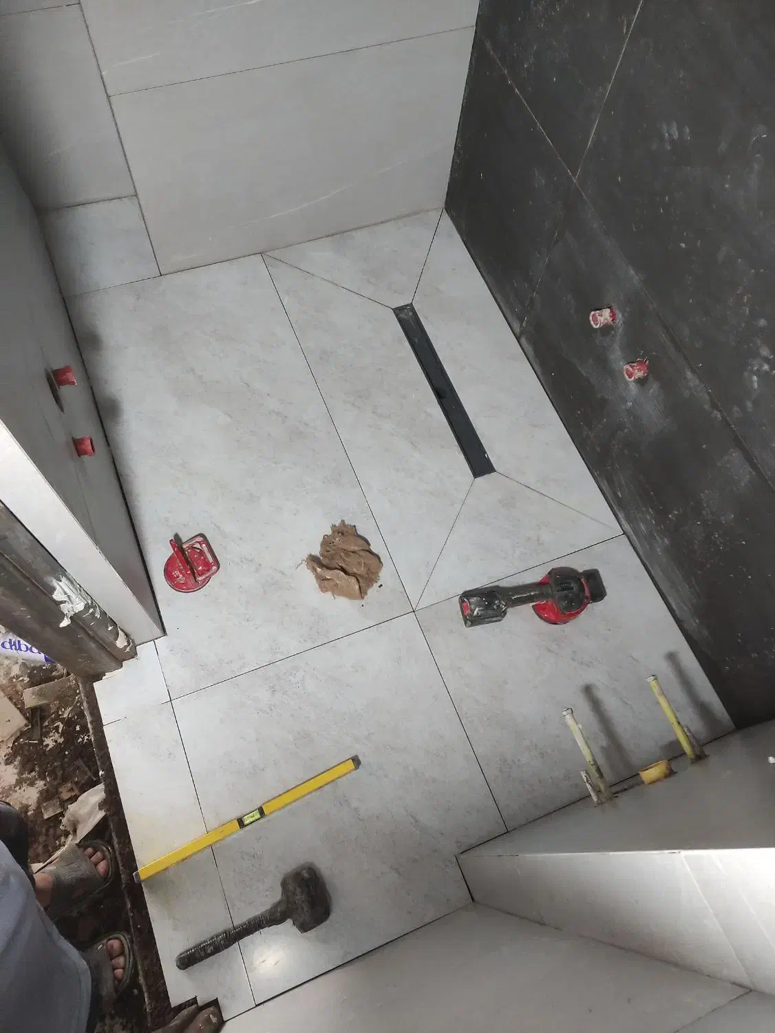 نیازمند کارگر کاشیکاری|استخدام معماری، عمران و ساختمانی|رشت, دخانیات|دیوار