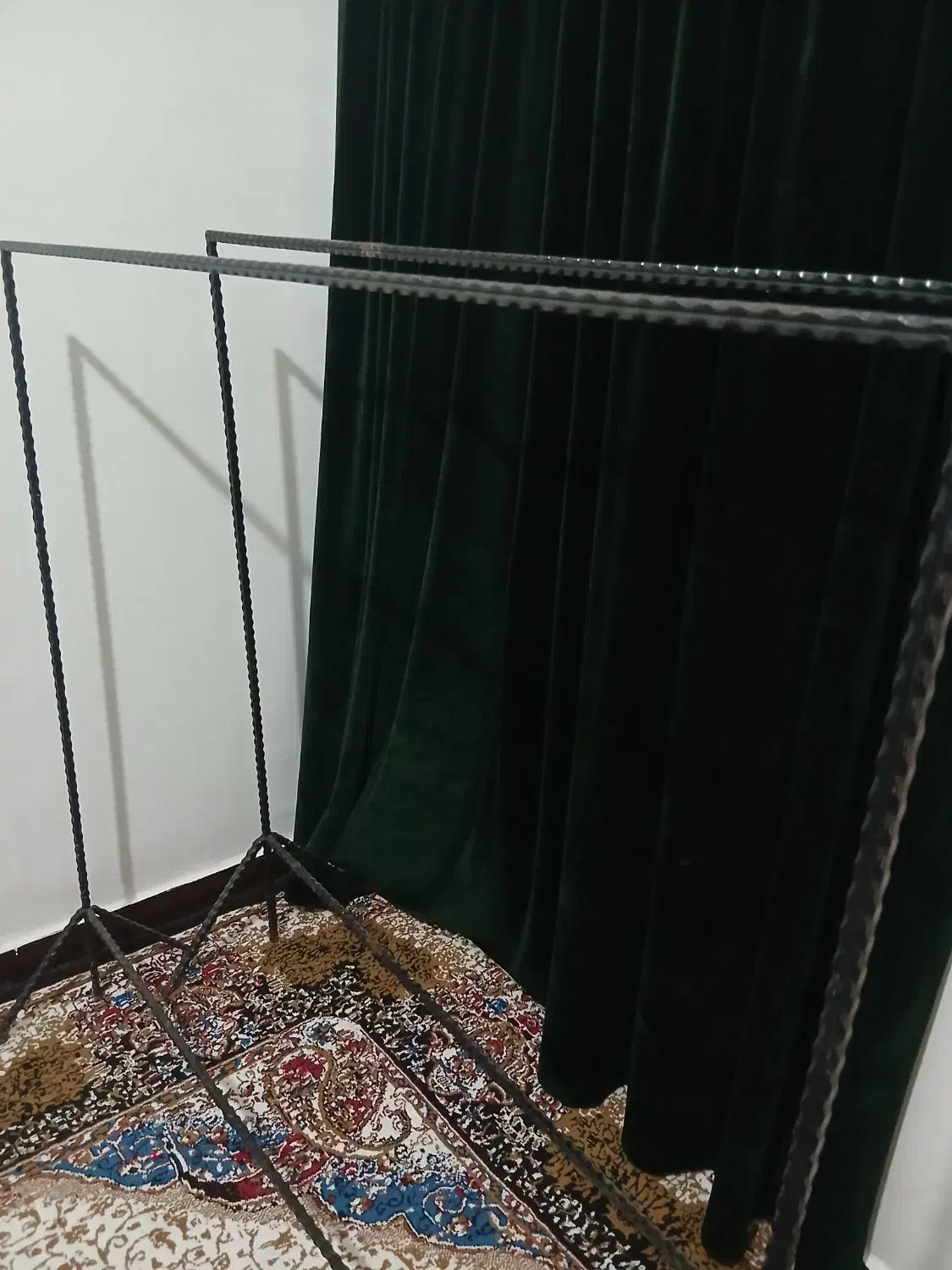 رگال لباس|بندرخت و رخت‌آویز|پرند, فاز ۶|دیوار