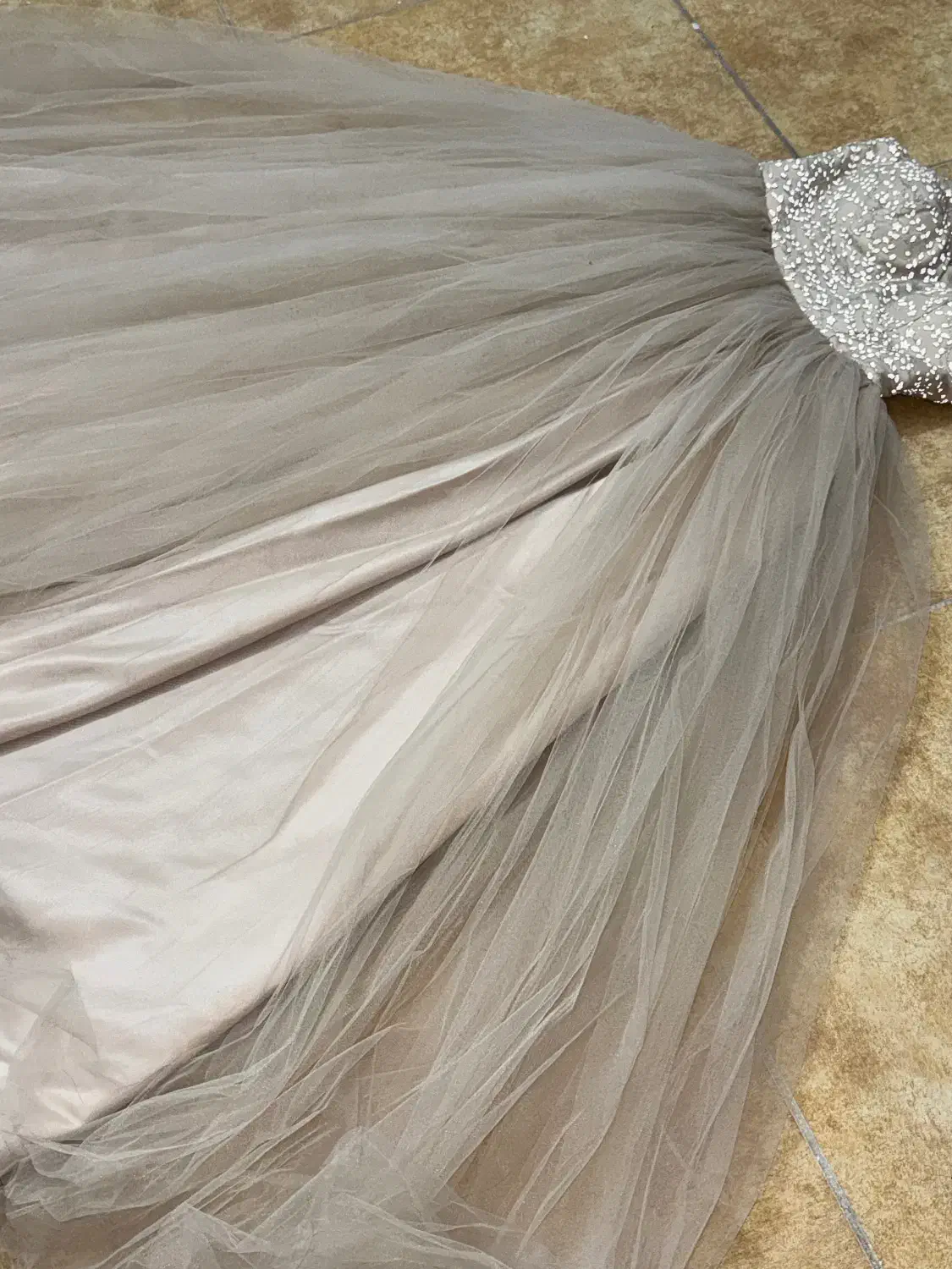 پیراهن مجلسی دکلته|لباس|قدس, شهرقدس|دیوار