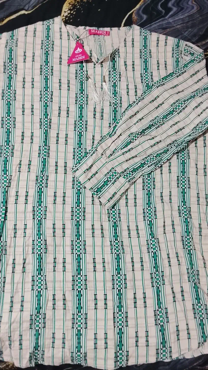 تعدادی لباس نو و درحدنو|لباس|ساری, |دیوار