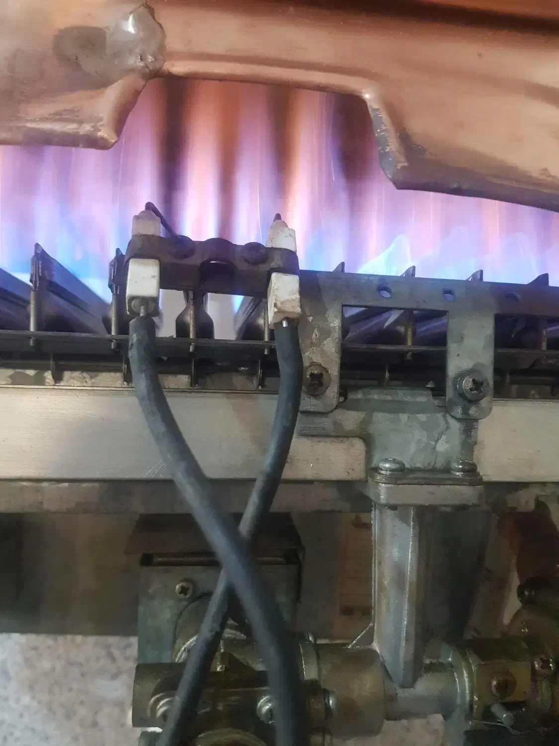 ابگرمکن بوتان ۳۱۱۸ ایوناز|آبگرمکن، پکیج، شوفاژ|بروجرد, |دیوار