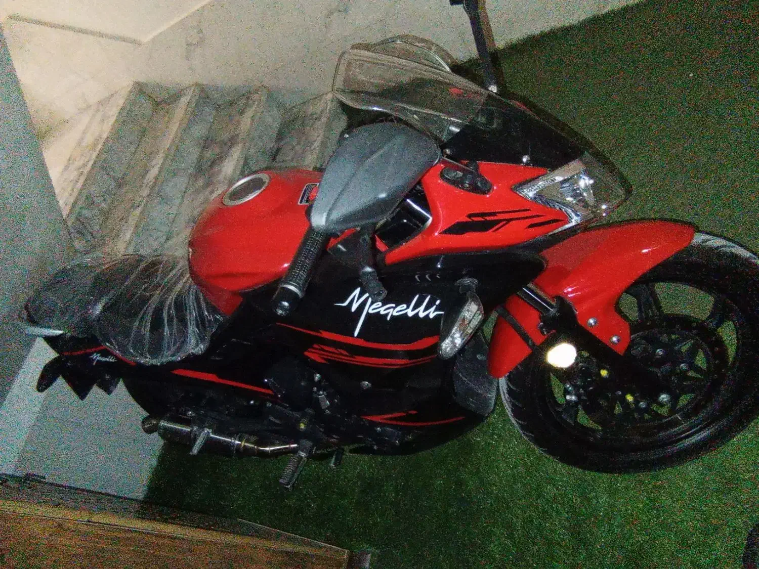 مگلی|موتورسیکلت|ارژن, |دیوار