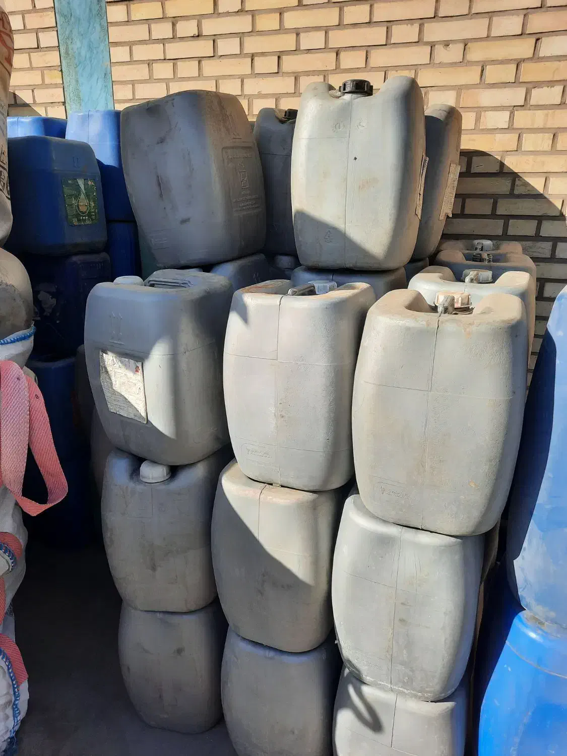 گالن ۲۰و۳۰لیتری پلاستیکی سالم|ظروف نگهدارنده، پلاستیکی، یک‌بارمصرف|ساوه, |دیوار