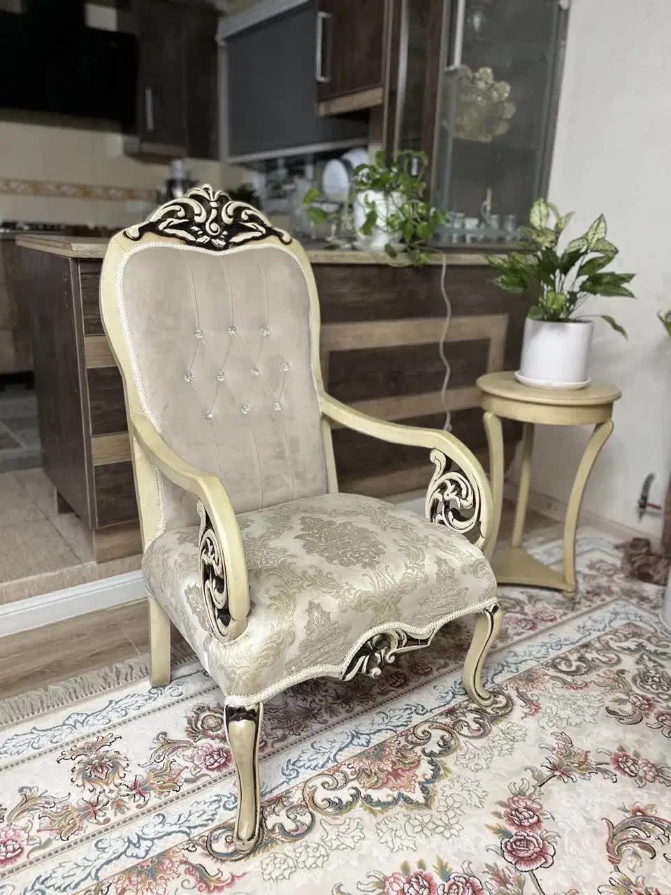 مبل ۹ نفره همراه با کاور پلاستیکی و میز وسط|مبلمان خانگی و میز عسلی|فریدونکنار, |دیوار