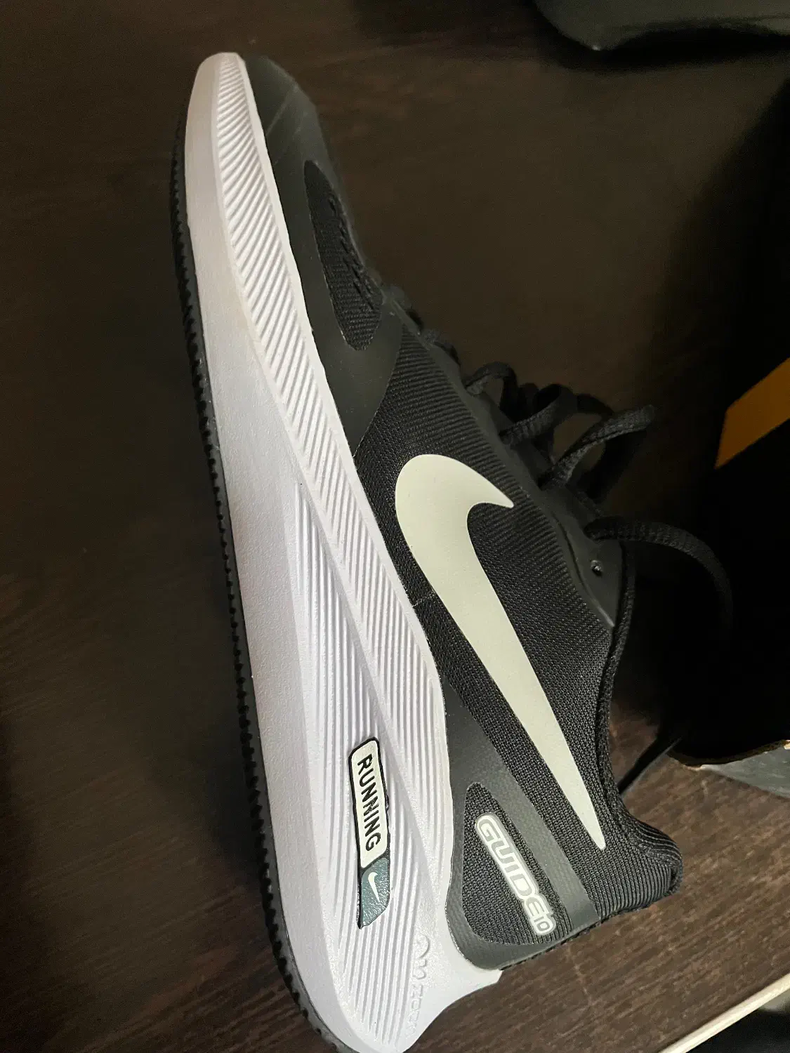 کتونی|کیف، کفش، کمربند|ساری, |دیوار