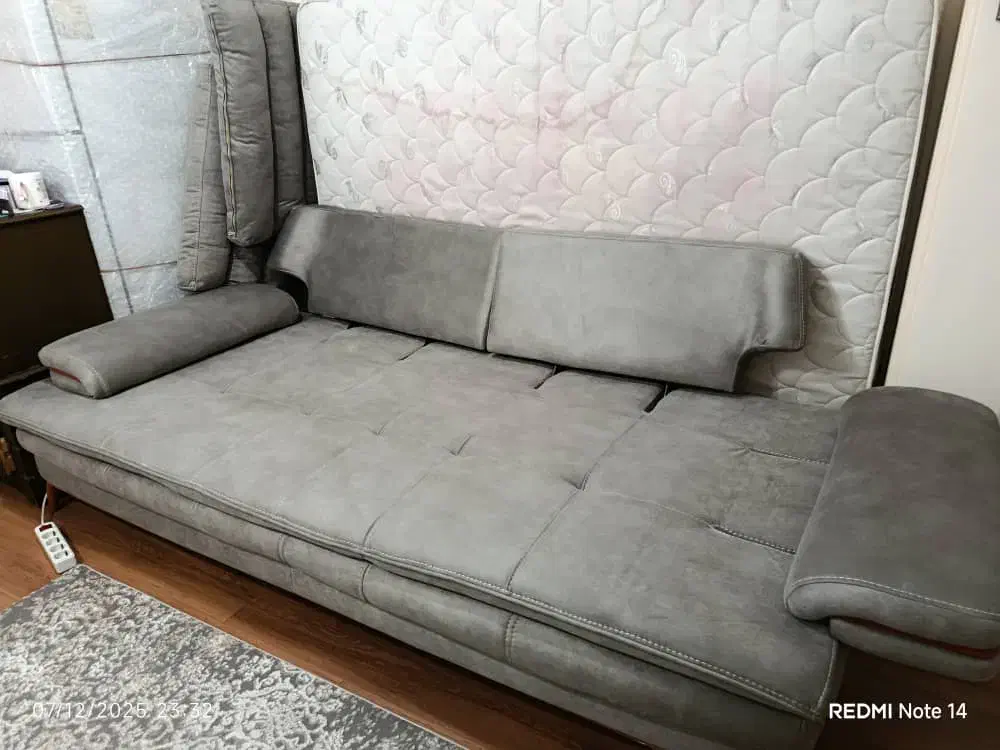 یک مبل سه نفر که تختخواب شو هستش ودو عدد یک نفره|مبلمان خانگی و میز عسلی|تبریز, |دیوار