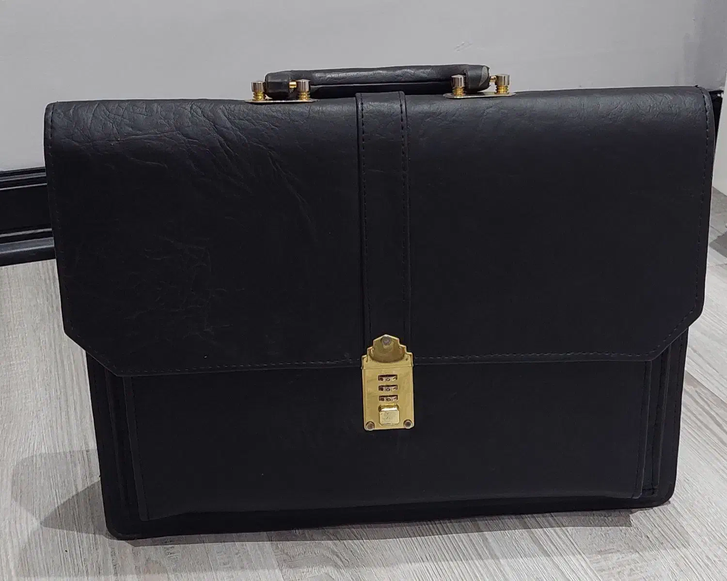 کیف اداری چرم|کیف، کفش، کمربند|رشت, منظریه|دیوار