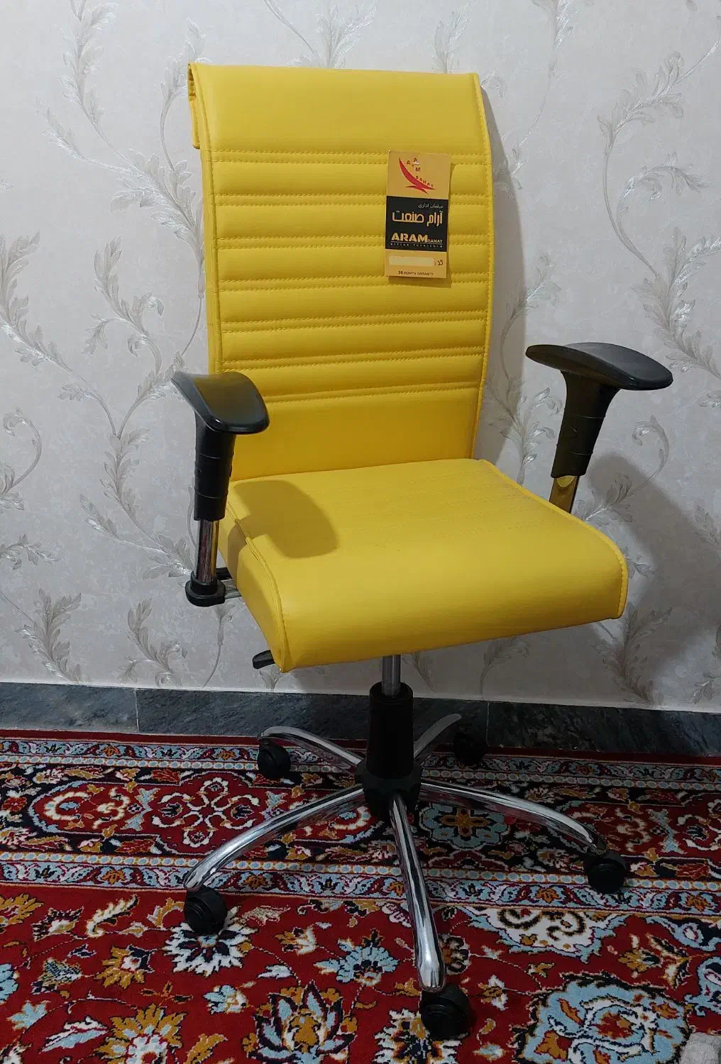 صندلی چرخ داره چرم|صندلی و نیمکت|قزوین, |دیوار