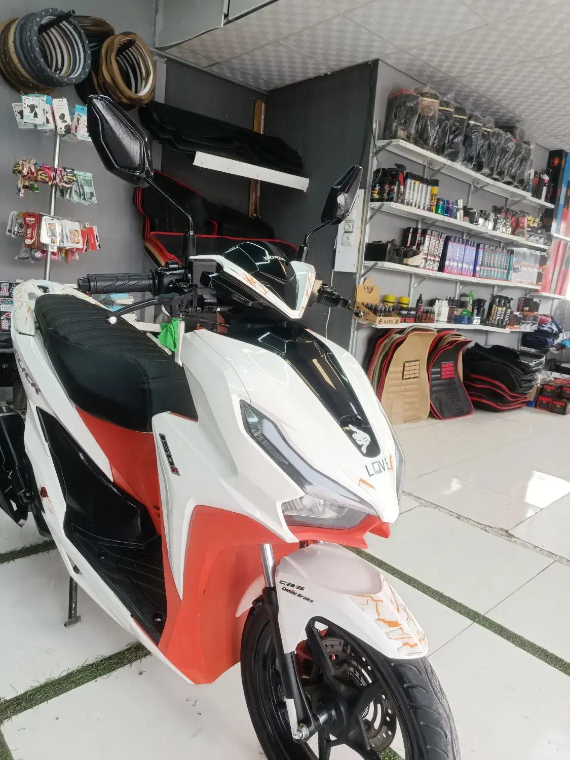 کلیک 1402 s2|موتورسیکلت|پرند, فاز ۶|دیوار