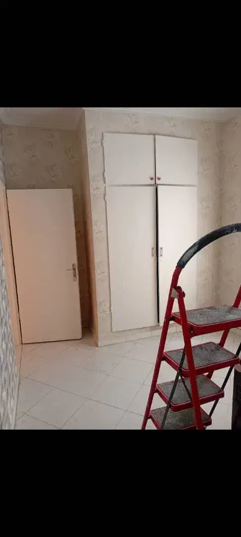 **90متری دوخوابه تکواحدی کاغذدیواری شده رودکی**