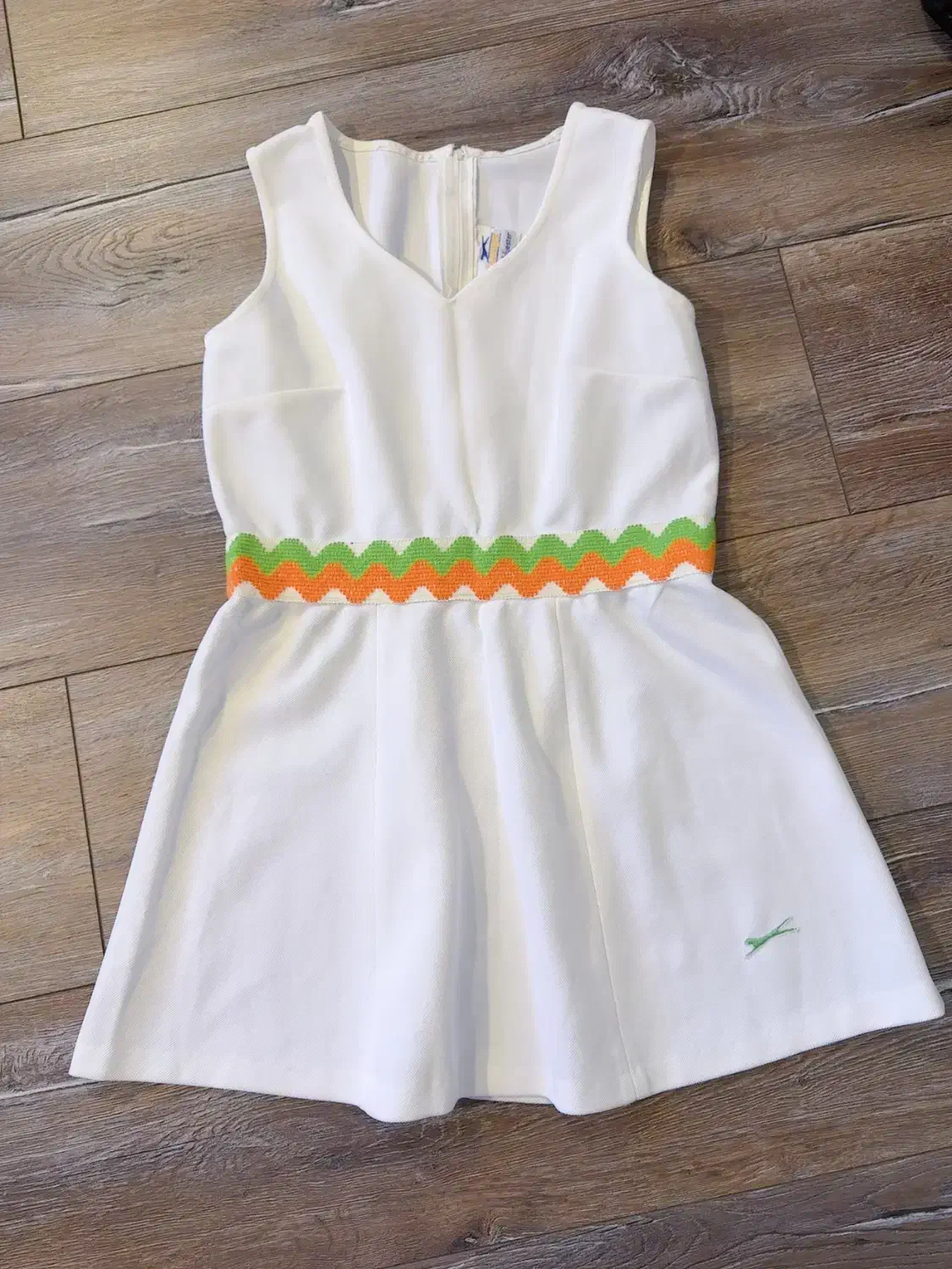 پیراهن تنیس انگلیسی سایز ۳۸-۴۰ با نوار نارنجی -سبز|لباس|تهران, فرمانیه|دیوار