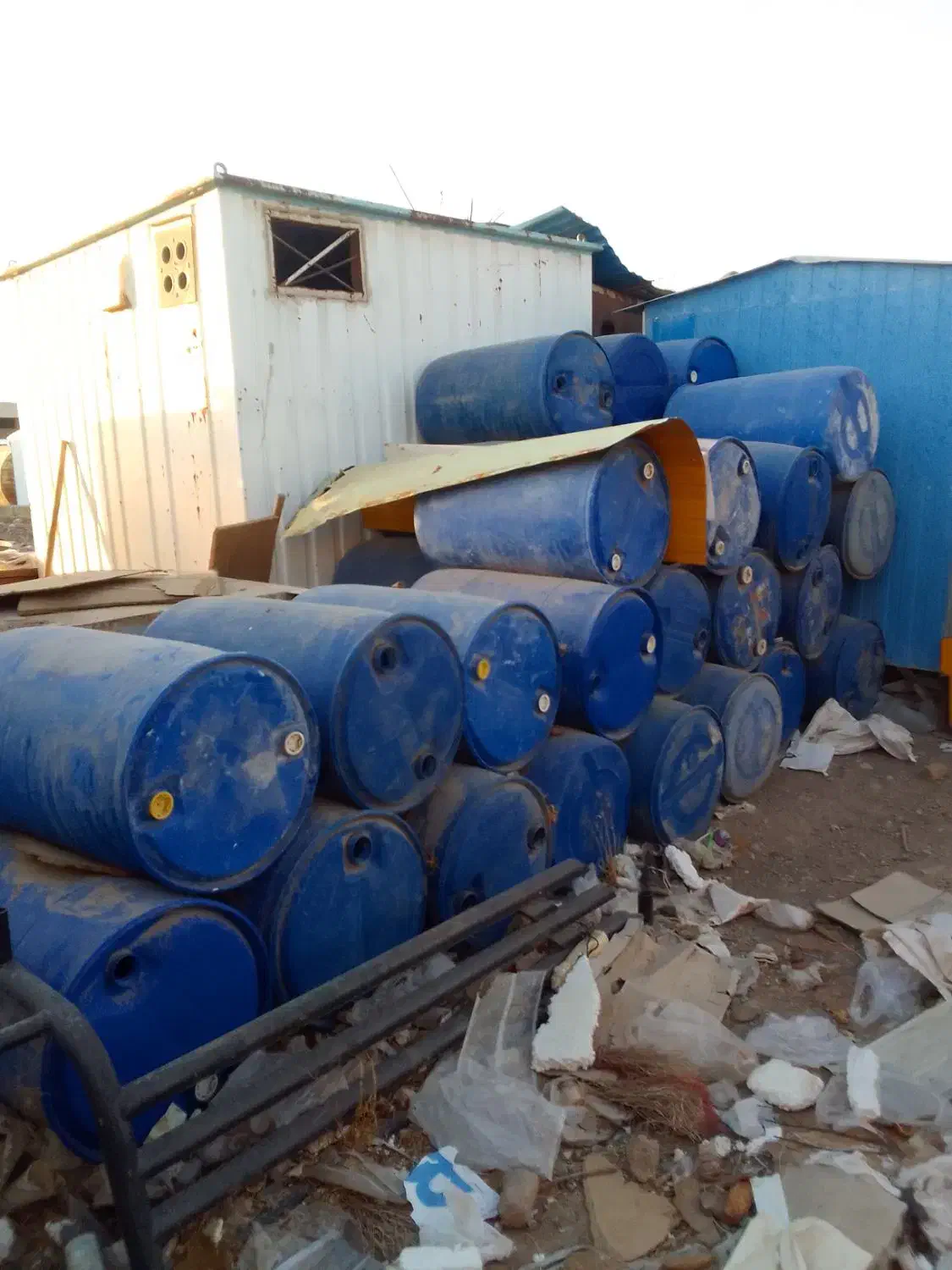 بشکه پلاستیکی اهنی دربسته در باز موجود می باشد|ظروف نگهدارنده، پلاستیکی، یک‌بارمصرف|هشتگرد, هیو|دیوار