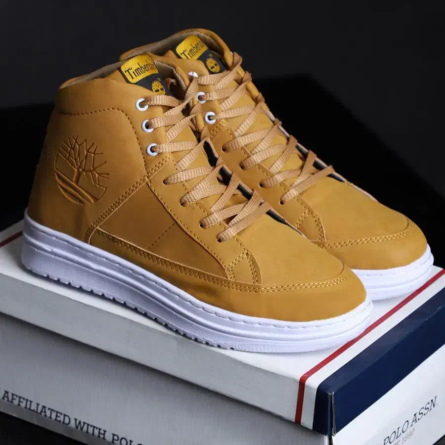 کفش نیم بوت|کیف، کفش، کمربند|شیراز, دانشکده دامپزشکی شیراز|دیوار