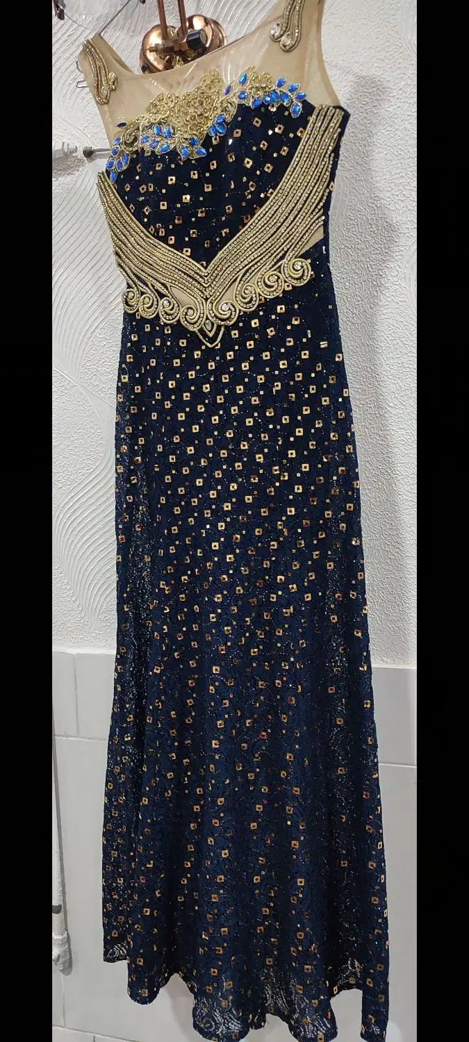 لباس مجلسی|لباس|بروجن, |دیوار