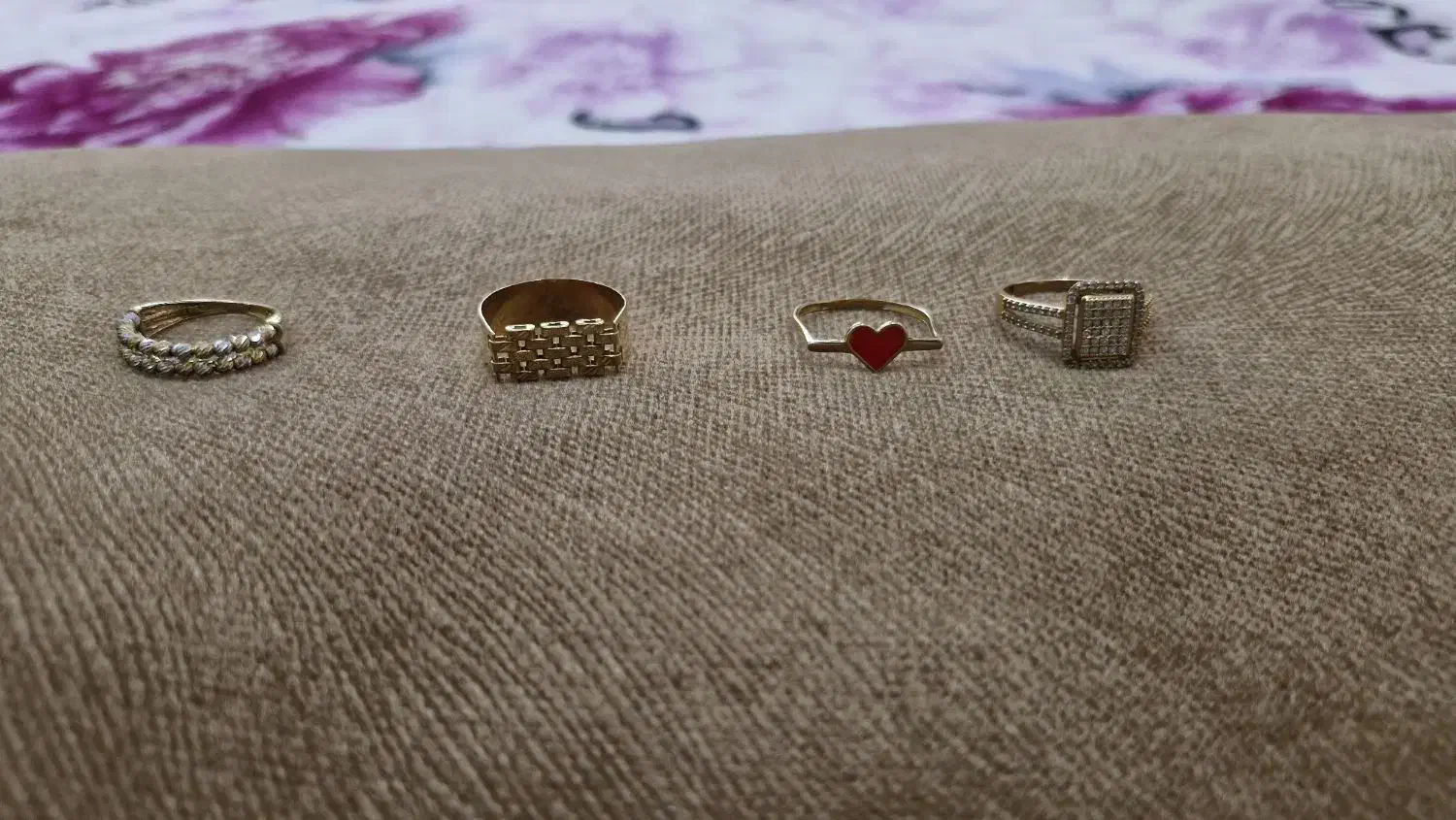 ۲۶۰ گرم طلای کار کرده در حد نو یکجا فروش میره.|جواهرات|تهران, چهارصد دستگاه|دیوار