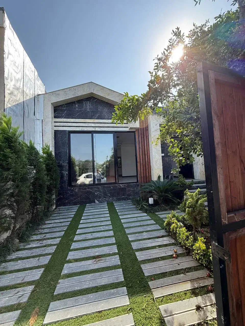 دیوار بلند و قیمت مناسب و سنددار و نمای مدرن|فروش خانه و ویلا|آلاشت, |دیوار