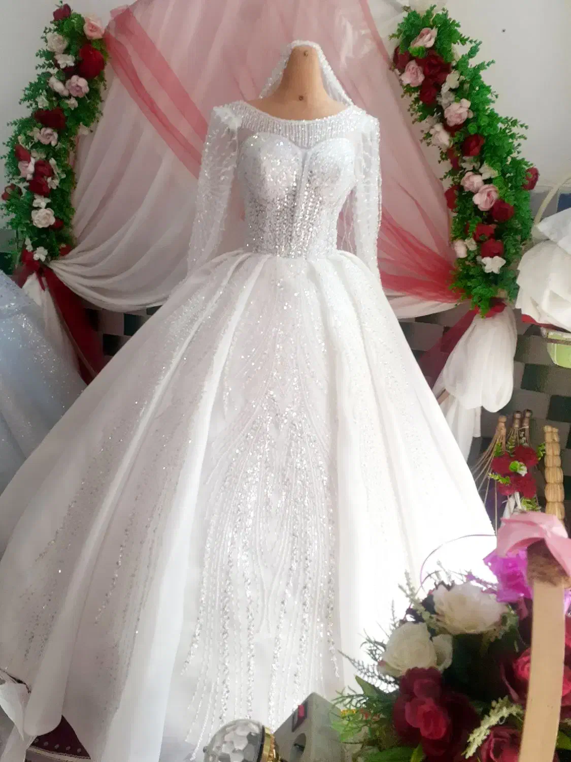 لباس عروس|لباس|سنگدوین, |دیوار