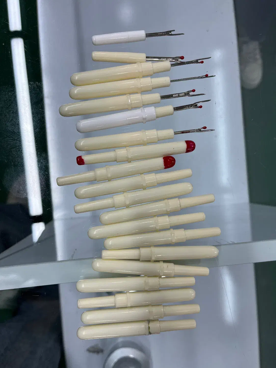 دکمه.قیچی.بشکاف|لوازم خیاطی و بافتنی|ساری, |دیوار