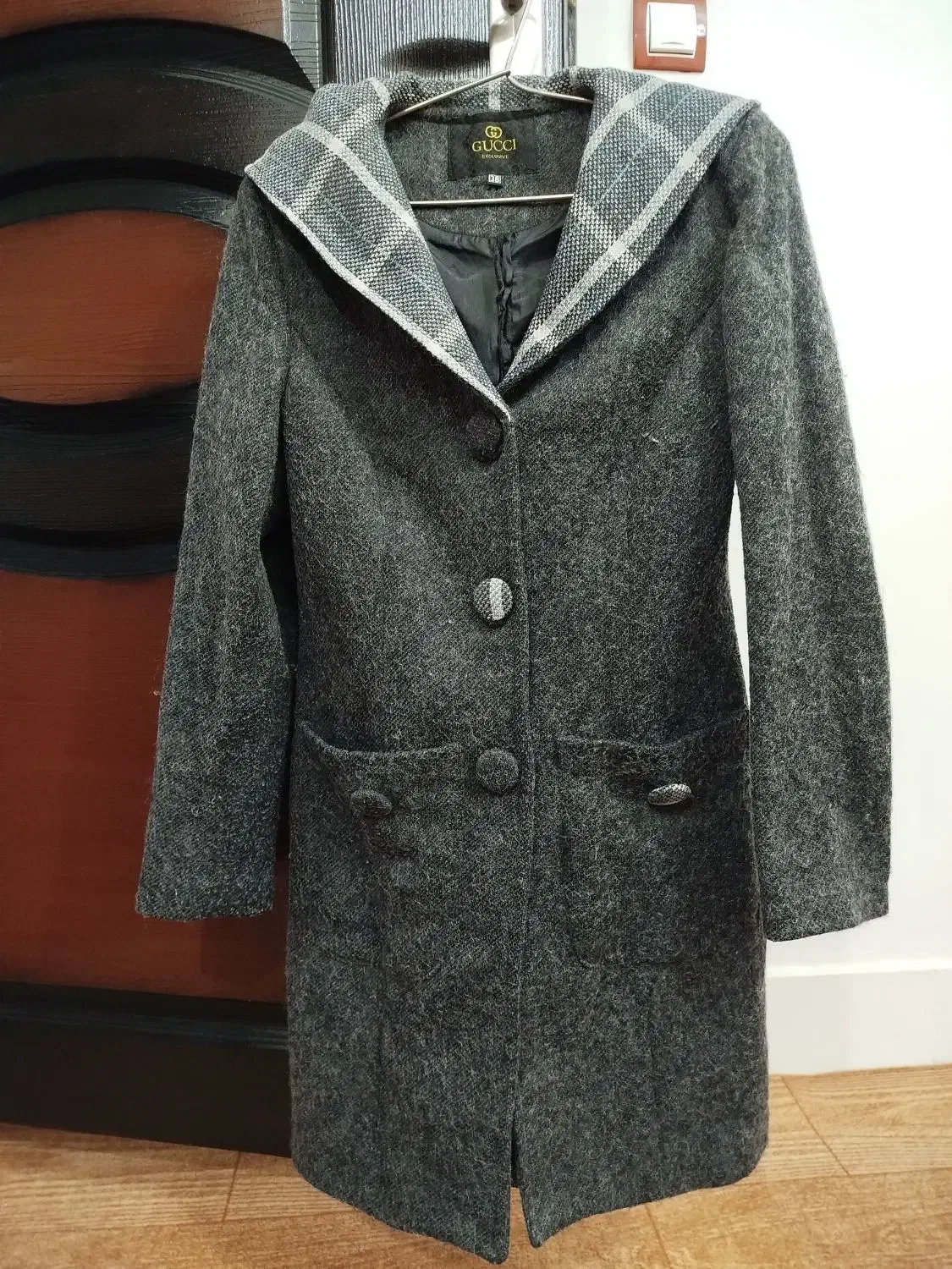 پالتو وبارانی|لباس|خوی, |دیوار