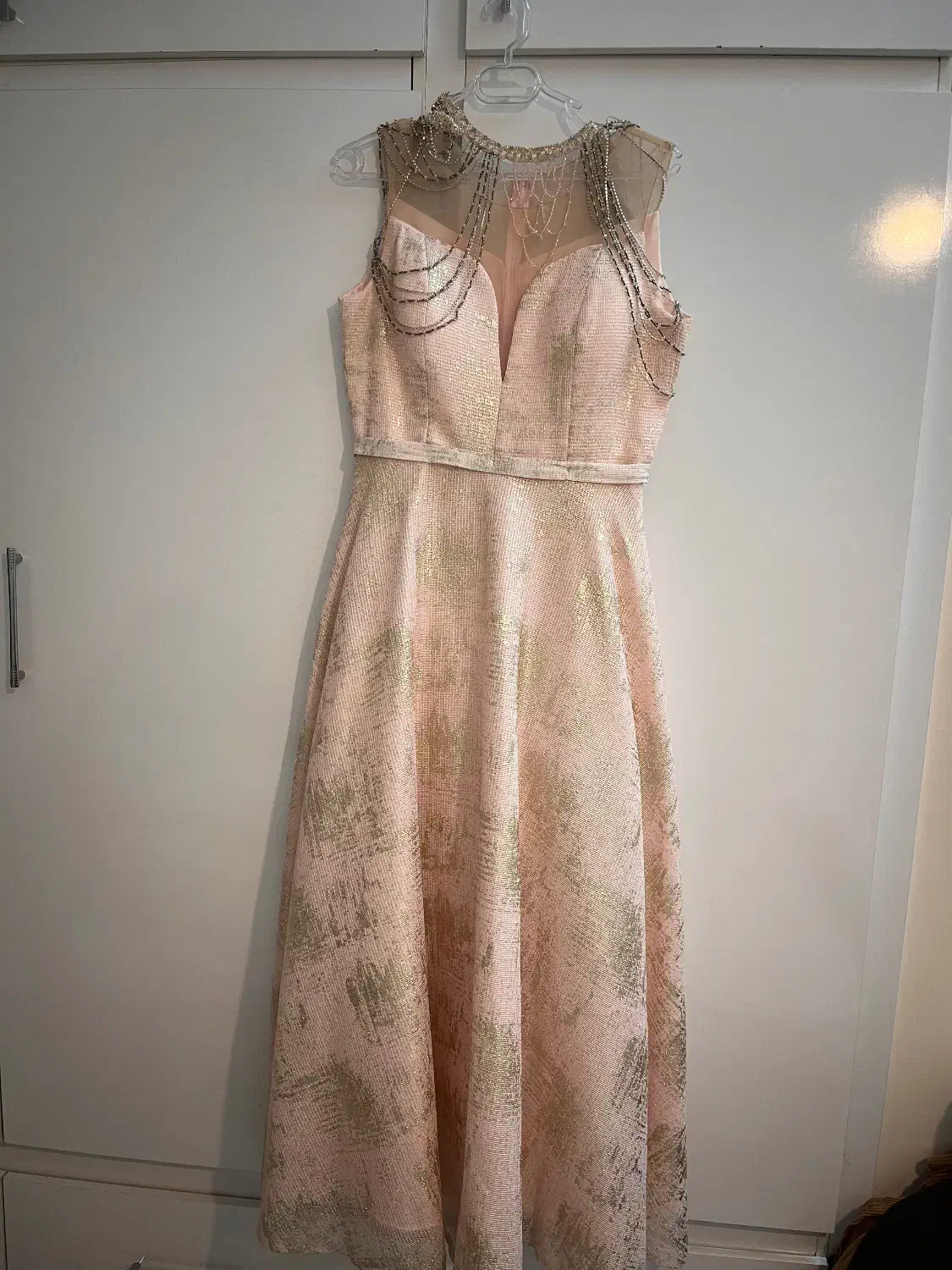 لباس مجلسی|لباس|مشهد, فتح المبین|دیوار