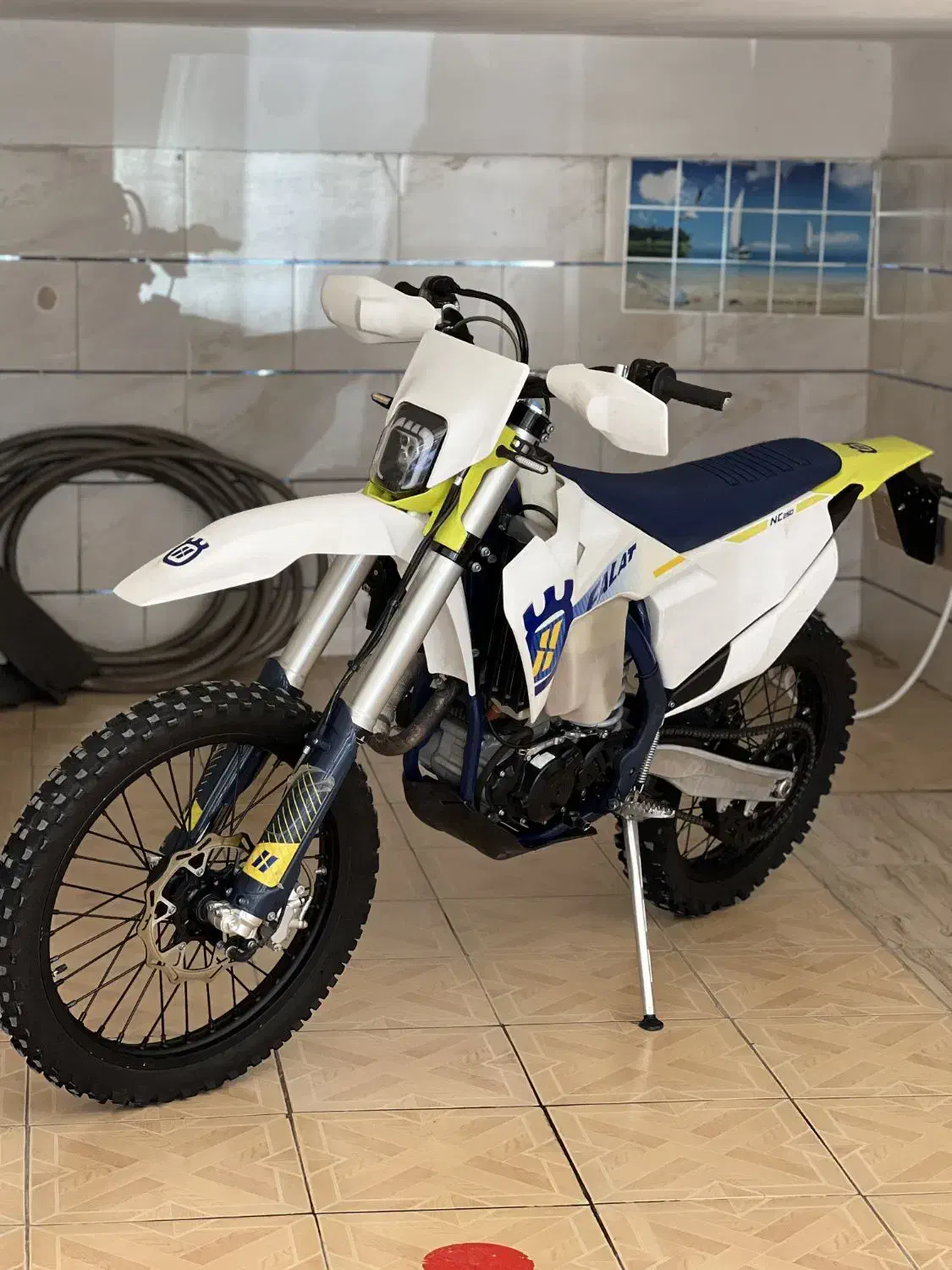 فلات طرح هاسکوارنا  رادیات اب|موتورسیکلت|مریوان, |دیوار