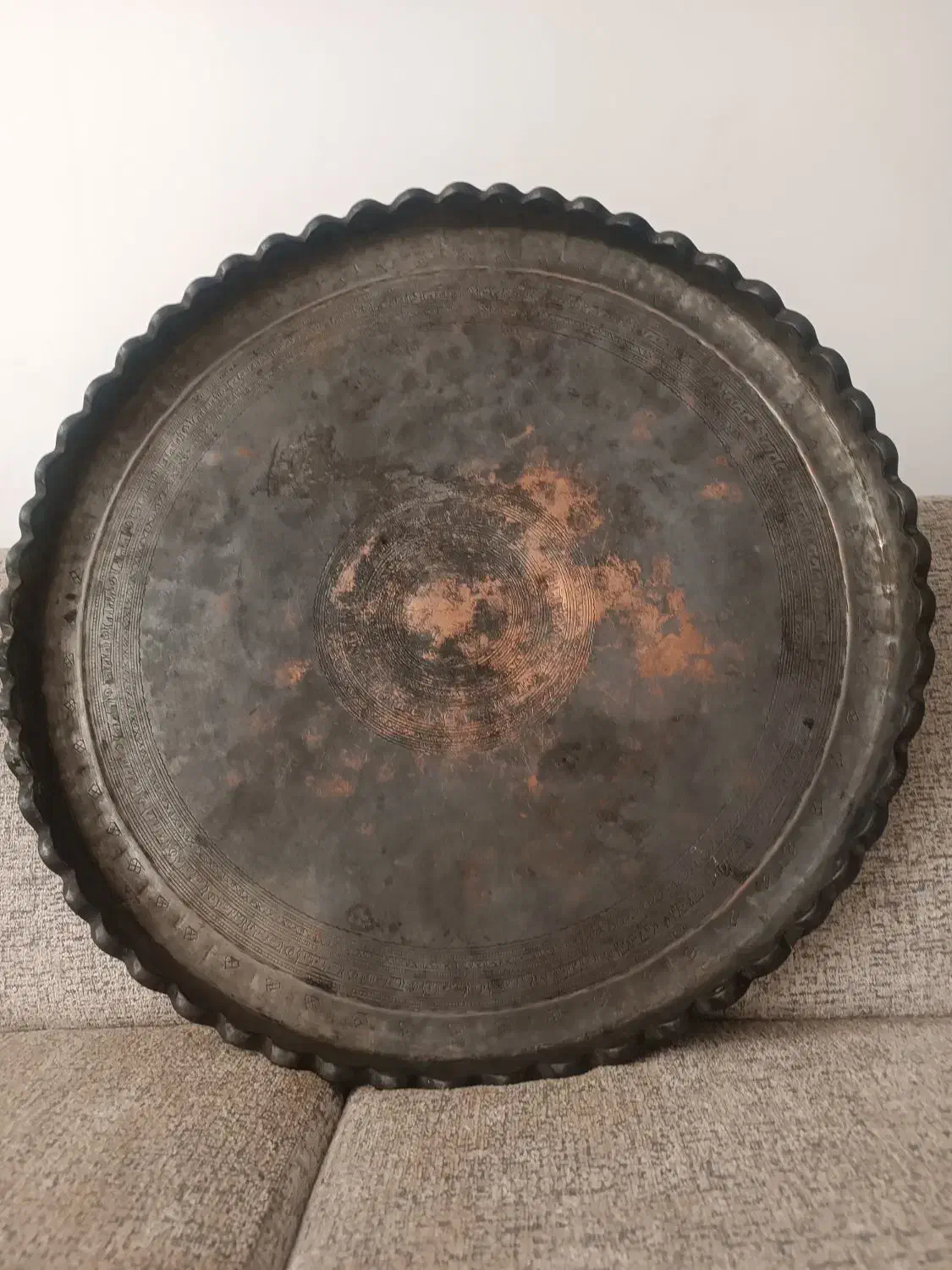 سینی مسی قدیمی|کلکسیون اشیاء عتیقه|قم, باغ کرباسی|دیوار