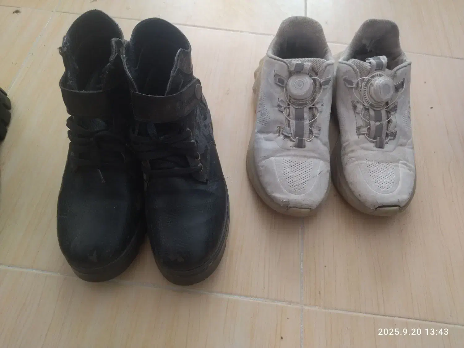 سه جفت نیم بوت یک جفت کتانی|کفش و لباس بچه|اسفراین, |دیوار