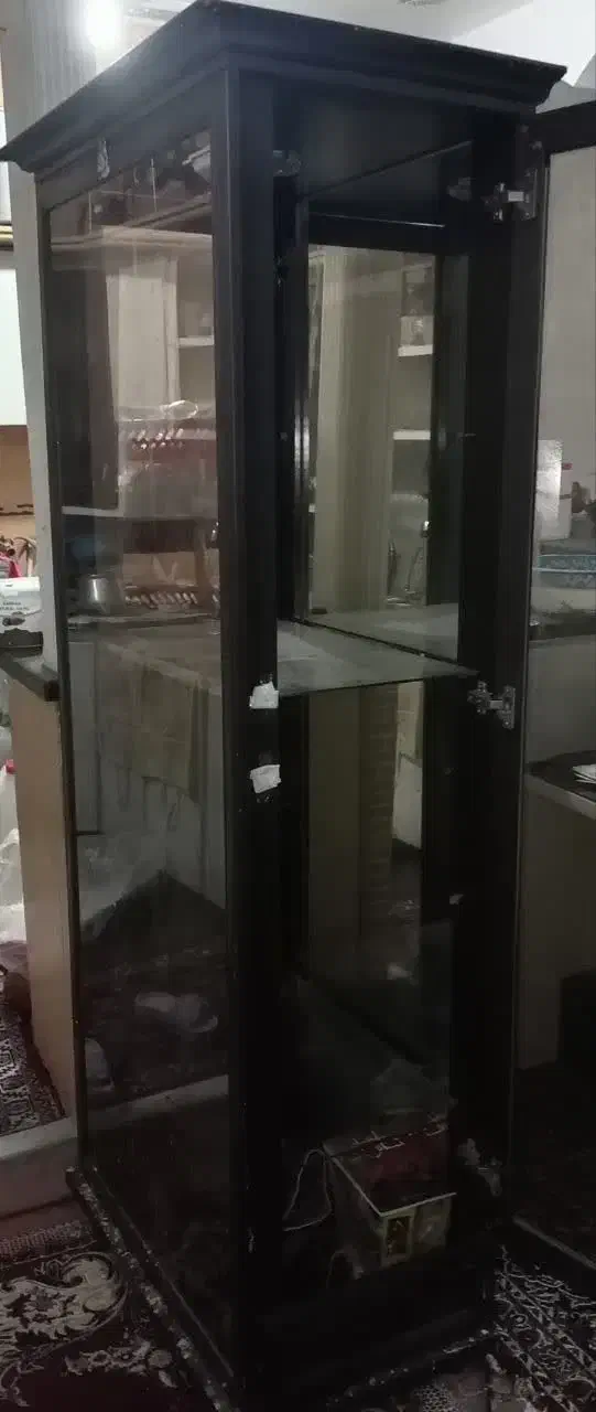 ویترین شیشه‌ای قدی. سالم.|بوفه، ویترین، کنسول|قم, نخودی|دیوار