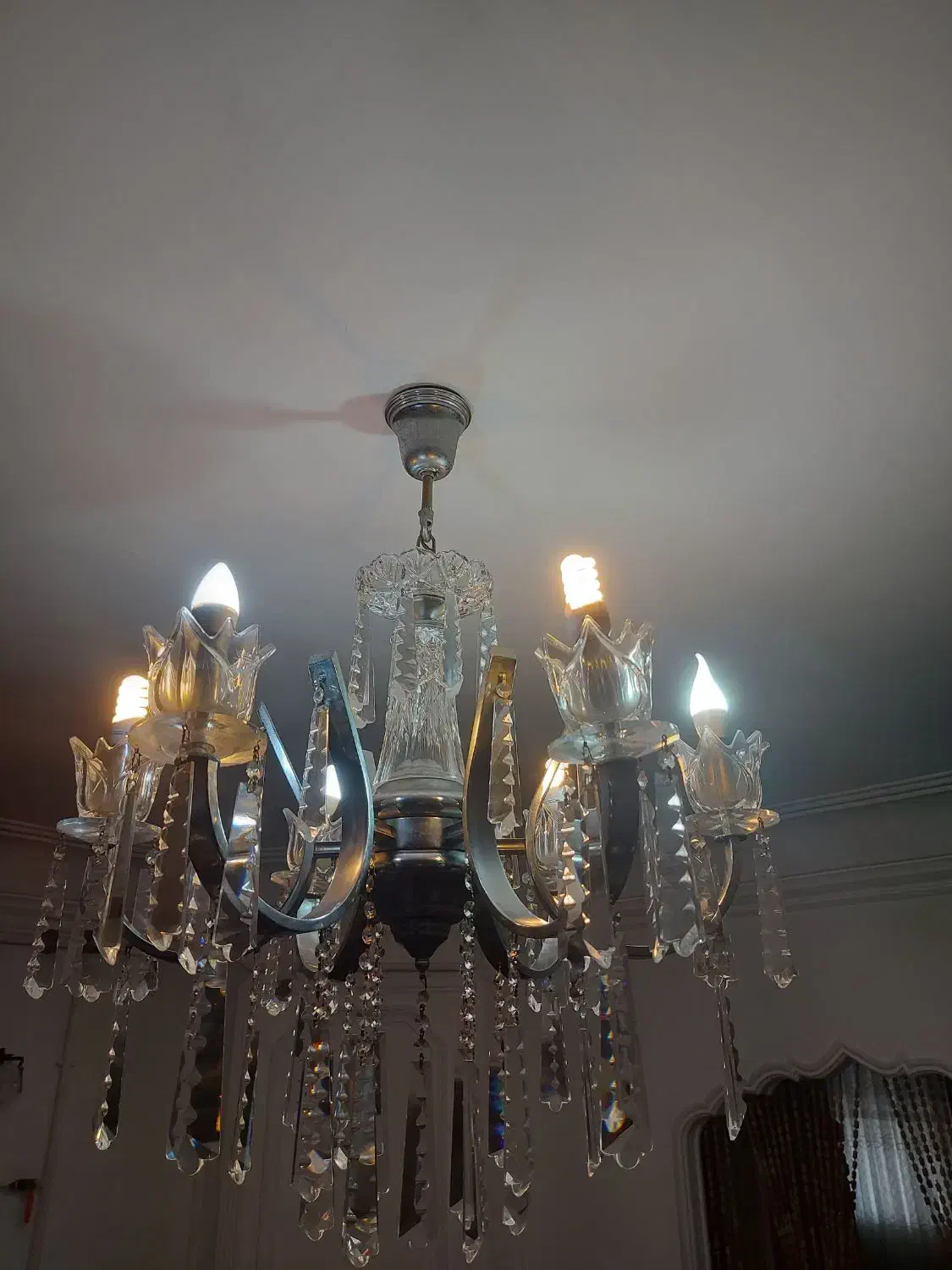 دوعدد لوستر ۶شاخه کاملاً سالم|لوستر و چراغ آویز|رشت, معلم|دیوار