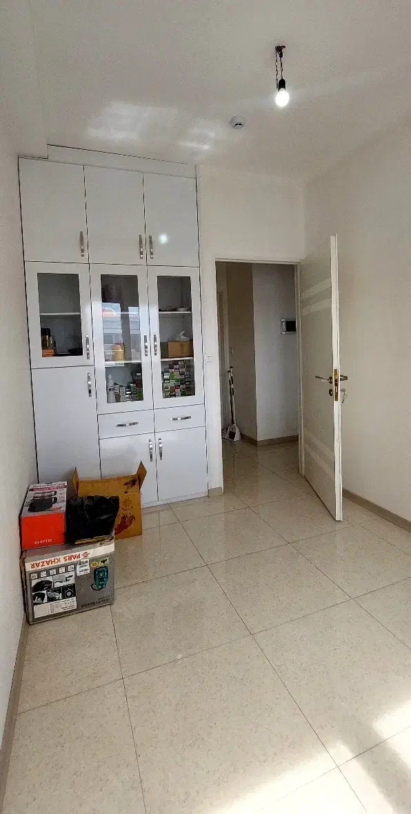 اجاره اتاق و میز ناخن و تخت مژه کار و میکروکار|اجارهٔ دفتر کار، اتاق اداری، مطب|رشت, جهاد|دیوار