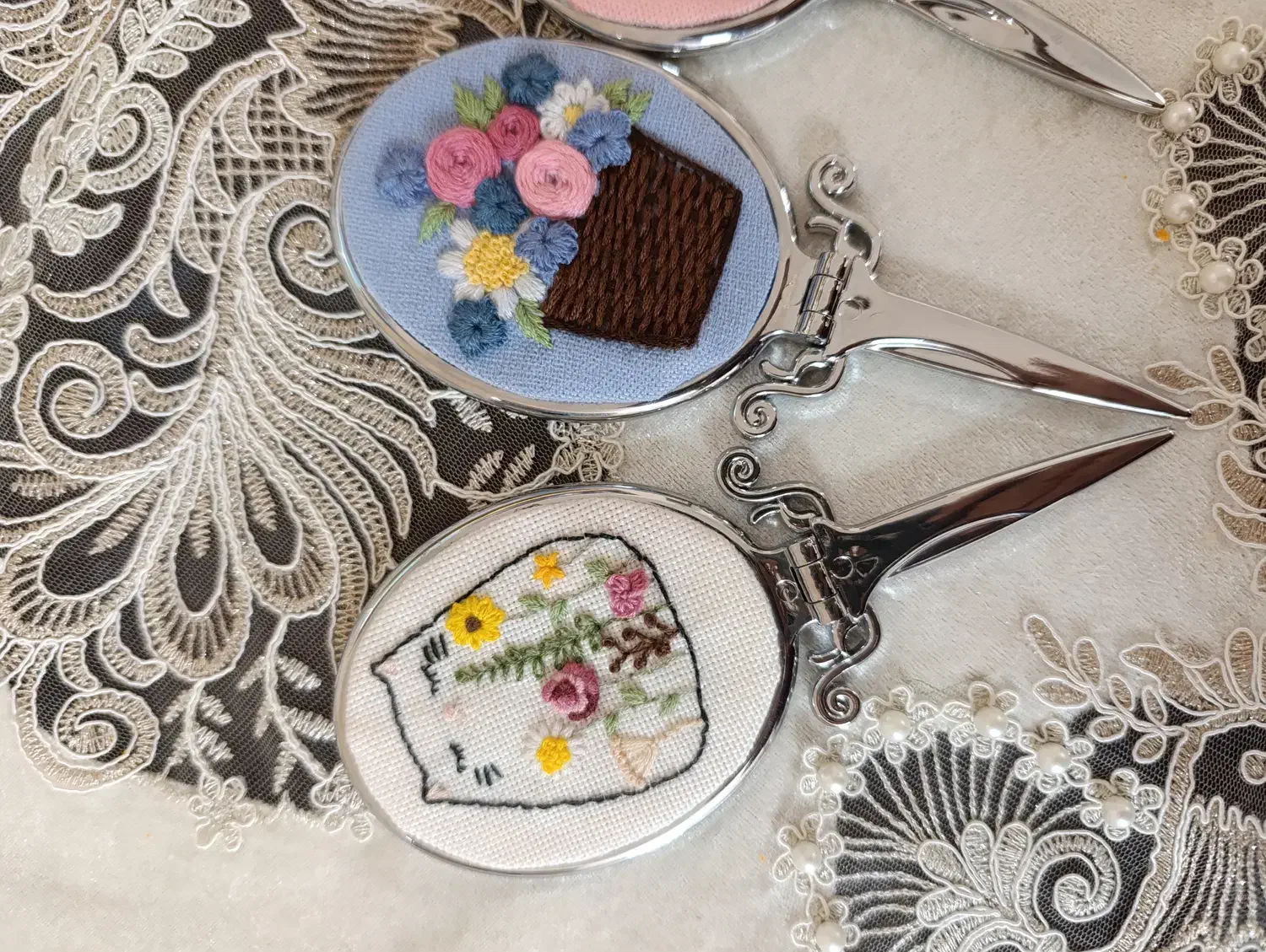 آینه دستی گلدوزی شده|صنایع دستی و سایر لوازم تزئینی|قم, حنیف نژاد|دیوار