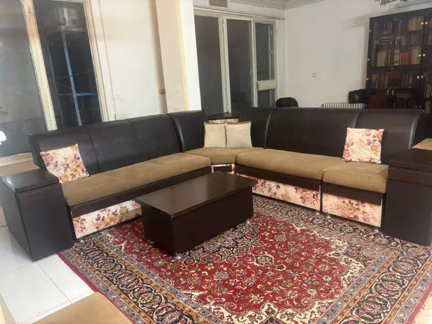 مبل ال ۷ نفره چرمی و ۲ میز جلو مبلی و ۲ کشو|مبلمان خانگی و میز عسلی|مشهد, هنرستان|دیوار