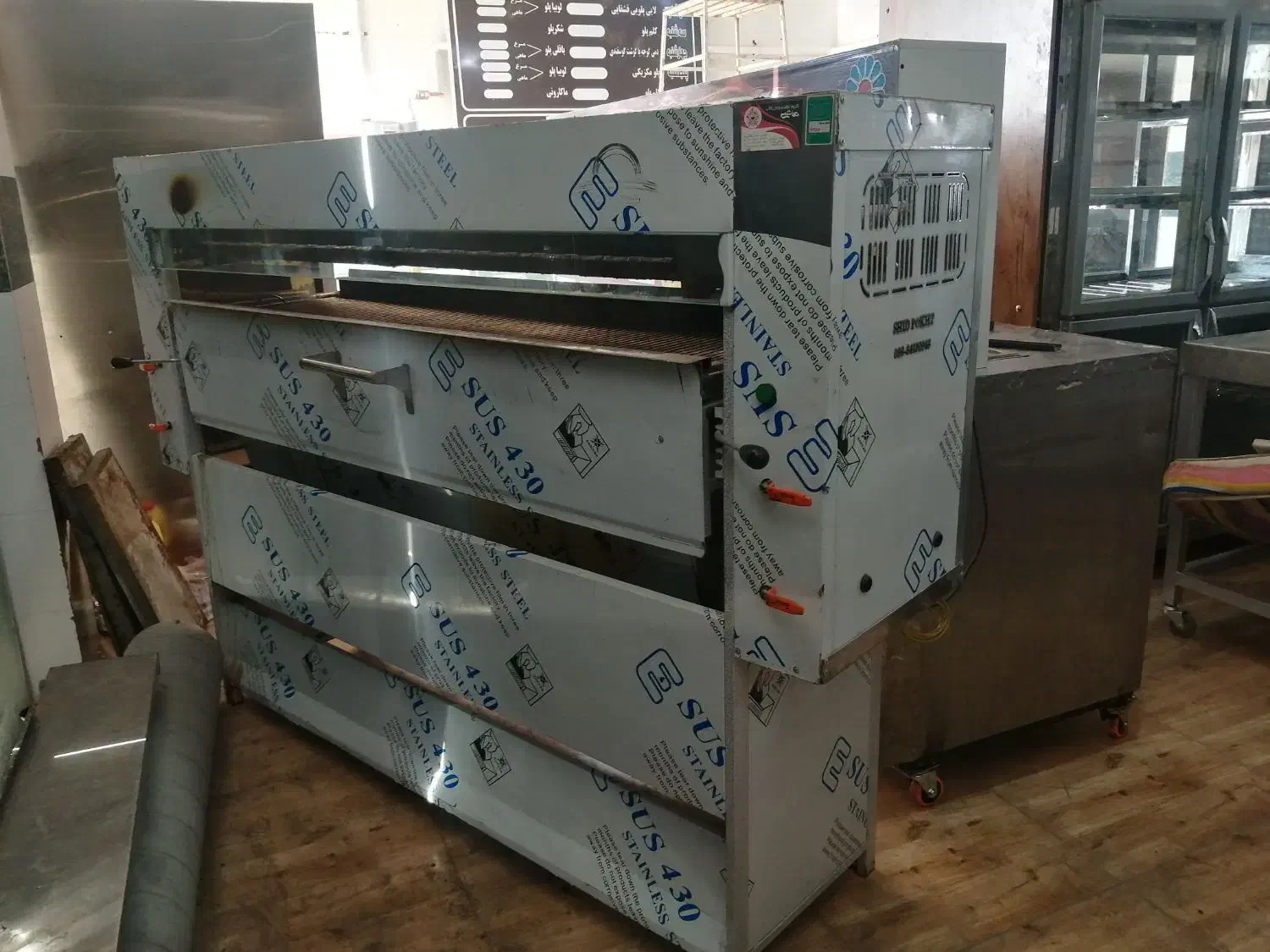 فروش یخچال ویترینی و کباب پز تابشی درحد نو|کافی‌شاپ و رستوران|شیراز, وزیرآباد|دیوار