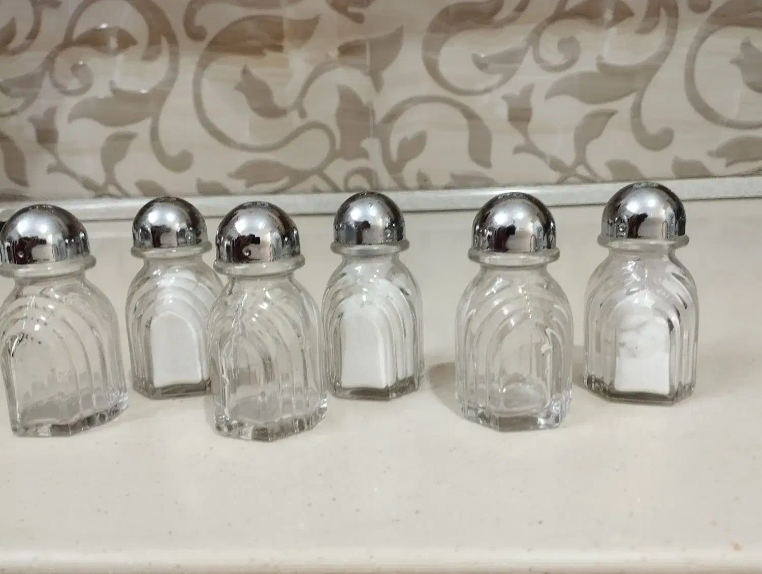 لیوان و نمکدان پرده ای فرانسه و نعلبکی ارکوپال|ظروف سرو و پذیرایی|قم, باجک یک|دیوار